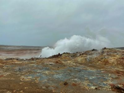 Gunnuhver - Eine heiße Quelle. Ehemals stand ein Haus über ihr. 