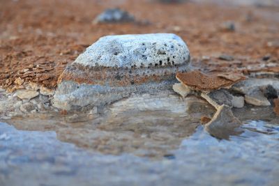 schwefelhaltiger warmer Wasserlauf